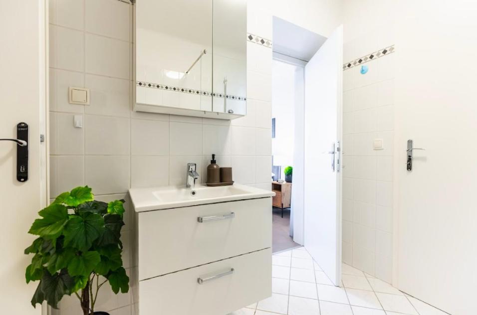 Experience Central Vienna From A Stylish And Modern Apartment Buitenkant foto